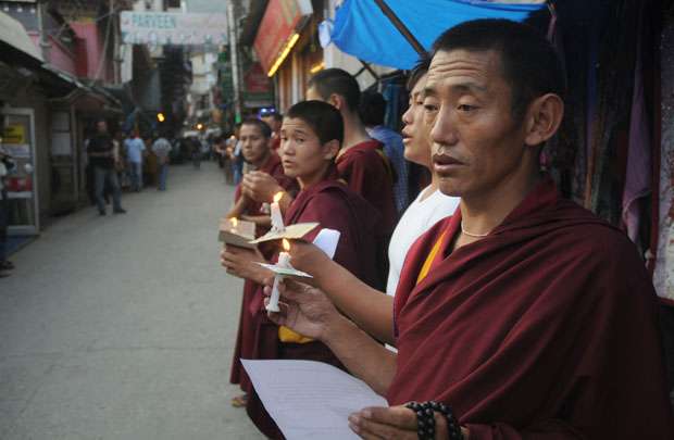 Monges tibetanos entoam orações durante comício em solidariedade ao homem que se queimou até a morte para protestar contra o domínio chinês no Tibete