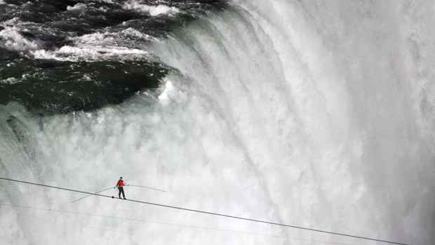 Passo a passo, usando sapatos com sola de camurça que sua mãe fabricou para a ocasião, caminhou calmamente pelo cabo, a uma altura de 60 m acima das cataratas, cujo fluxo é de 2.800 m3 por segundo