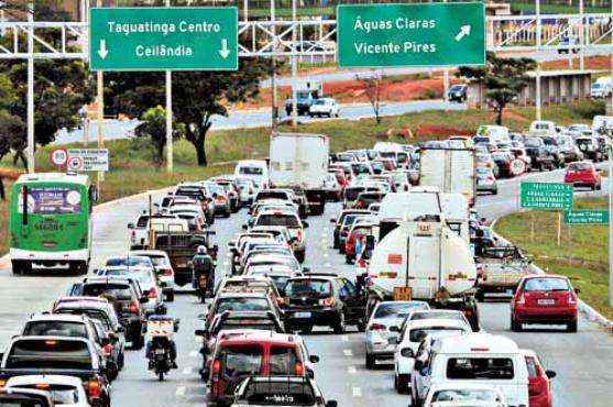 Trânsito pesado na EPTG: carros particulares respeitam pista exclusiva, o que cria mais congestionamento