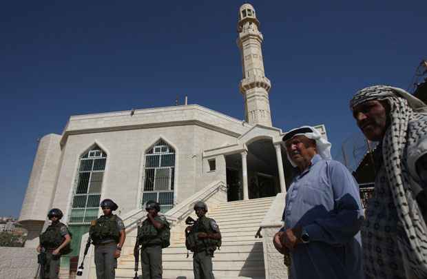 Soldados israelenses montam guarda frente à mesquita