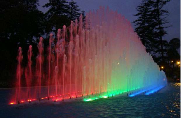 Fontes iluminadas do Circuito Mágico del Agua são algumas das atrações que surpreendem os turistas