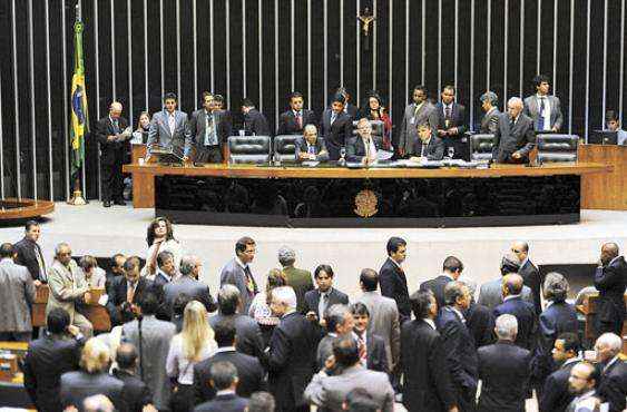 Deputados querem aprovar projeto antes do aumento do Judiciário, para reajustarem os próprios vencimentos