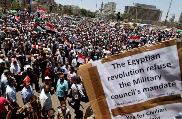 Manifestantes da Irmandade Muçulmana invadem a Praça Tahrir. Mensagem indica que eles rejeitam o mandado do conselho militar