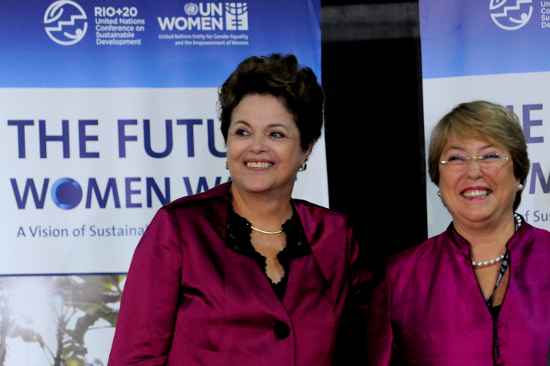 A presidente Dilma Rousseff e a diretora executiva da ONU Mulheres, Michelle Bachelet