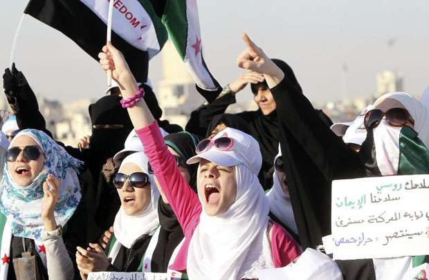 Mulheres fazem manifestação contra o presidente Bashar al-Assad em apoio a piloto das forças aéreas da Síria. O piloto desertou e foi para a Jordânia