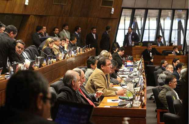 Deputados debatem o afastamento do presidente, em Assunção: 66 votos a favor do impeachment e apenas um contra