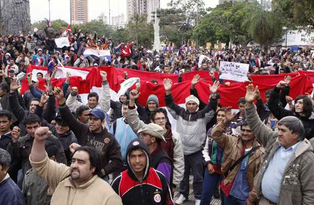 Quase 3 mil manifestantes favoráveis a Lugo se reuniram na praça do Congresso