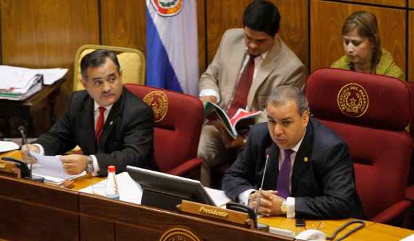 Presidente do Congresso Jorge Oviedo fala durante processo de impeachment do presidente paraguaio Fernando Lugo