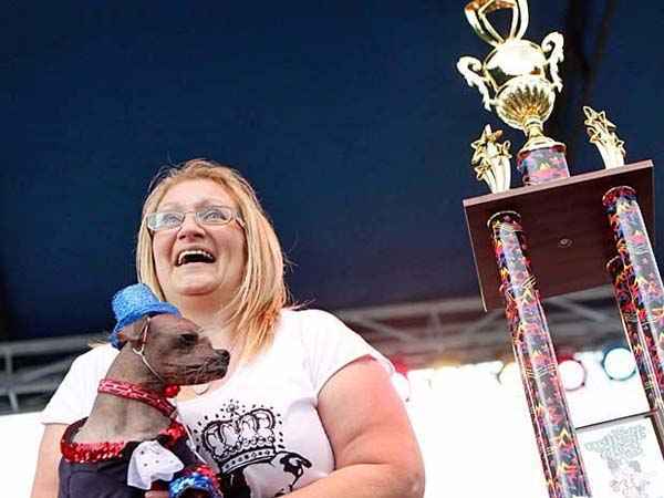 Mugly e sua dona, Bev Nicholson, que levou o troféu e um prêmio de US$ 1 mil