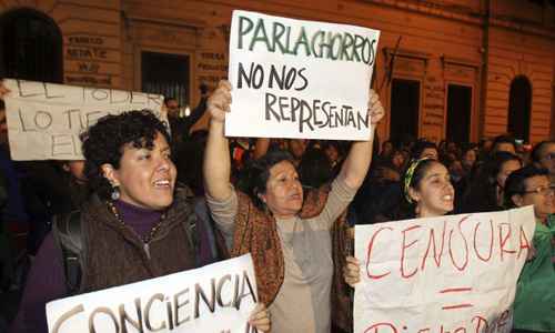 Simpatizantes de Lugo protestam contra o novo presidente em Assunção: Franco sofre isolamento fulminante na região