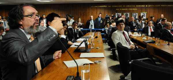 Advogado de Demóstenes durante discurso de defesa no Senado