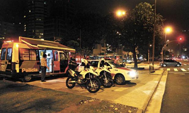 Na noite de domingo, policiais ficaram alertas em várias regiões da cidade. Quatro suspeitos foram detidos como 