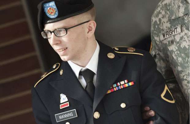 O soldado Bradley Manning é acusado de transmitir uma grande quantidade de arquivos confidenciais ao WikiLeaks