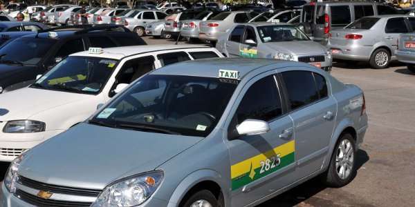 Veículos de taxistas parados, durante manifestação realizada no Aeroporto Internacional de Brasília.