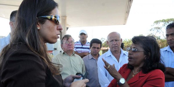 A subsecretária de transporte do GDF Lúcia Padilha conversa com taxistas, durante manifestação realizada no Aeroporto Internacional de Brasília.