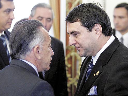 Franco (D) conversa com o general reformado Lino Oviedo, que viveu exilado no Brasil: aposta no apoio dos brasiguaios