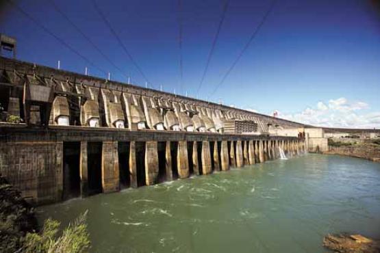 Sob controle do Brasil e do Paraguai, Itaipu atende a 30 distribuidoras das regiões Sul, Sudeste e Centro-Oeste