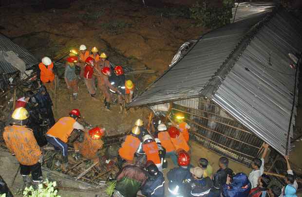 Bombeiros tentam resgatar família soterrada