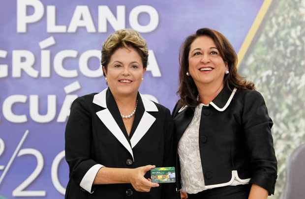 Presidente Dilma Rousseff recebe da senadora Kátia Abreu, presidente da Confederação da Agricultura e Pecuária do Brasil (CNA), o Cartão do Produtor da safra 2012/2013