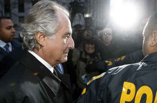 Bernard Madoff foi preso em dezembro de 2008 por utilizar fundos de novos clientes para pagar ou reembolsar clientes mais velhos na Wall Street. Foi condenado a 150 anos de prisão