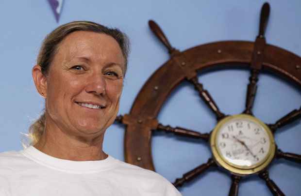 Maratonista Penny Palfrey posa para foto durante entrevista coletiva em Havana