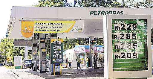 Placas mostram elevação dos valores do derivado de petróleo uma semana depois de ser autorizado o aumento de 7,83% nas refinarias. Donos de carros reclamam de abusos