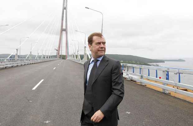 Dmitry Medvedev participou nessa segunda-feira de cerimônia de abertura da ponte recém-construída sobre o Estreito de Bósforo Oriental, em Vladivostok