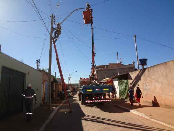 Troca das lâmpadas na Estrutural realizada pela CEB