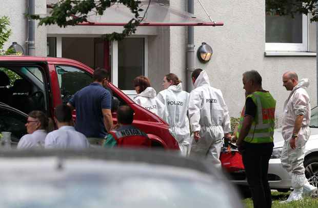 Polícia forense inicia operação na casa onde aconteceu o incidente