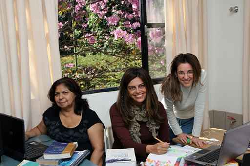 Silvana Cadilhe (centro) estuda com as amigas Terezinha de Jesus e Maria Carmem, na casa de Retiro Assunção, para prova da OAB