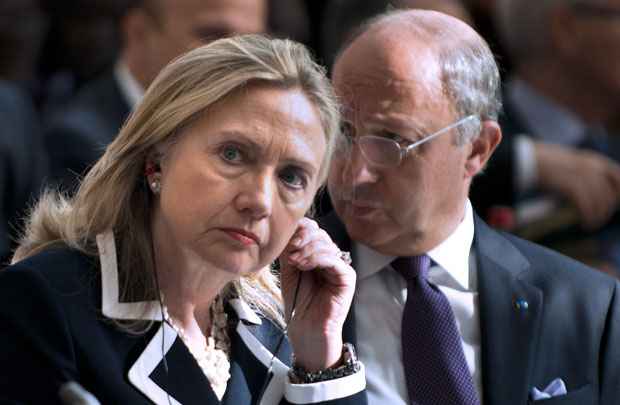 Imagem mostra a secretária de Estado norte-americano, Hillary Clinton, e o ministro de Relações Exteriores da França, Laurent Fabius, em reunião dos 