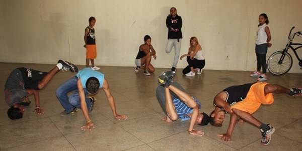 Jovens dançam hip hop durante ensaio do projeto