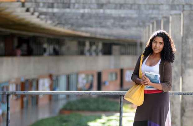 Laila Barbosa, estudante da primeira turma de engenharia ambiental da UnB e ex-aluna de uma faculdade particular, queixa-se da falta de qualidade do ensino público