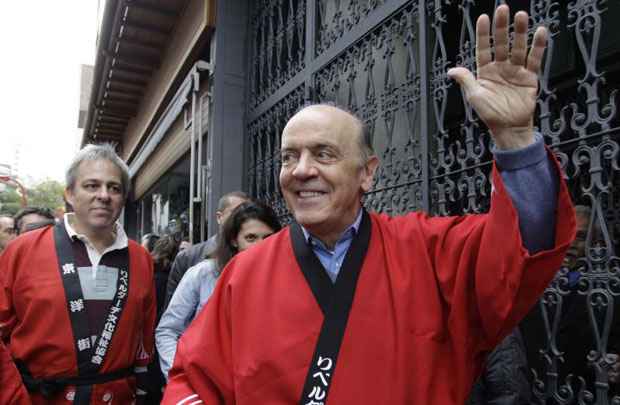 No terceiro dia de campanha pela prefeitura de São Paulo, José Serra veste quimono em festival japonês do bairro da Liberdade