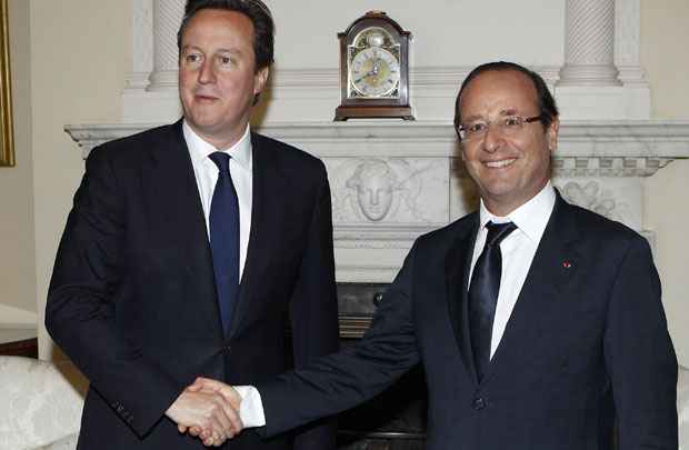 O primeiro-ministro britânico, David Cameron, cumprimenta o presidente francês, François Hollande