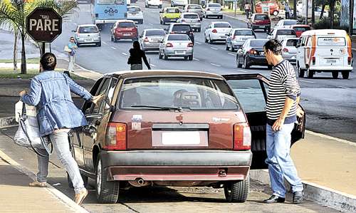 Apesar dos riscos, muitos usuários do transporte coletivo ainda optam por embarcar em carro pirata