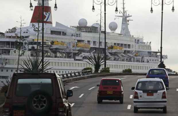 Navio de cruzeiro entra no porto da capital cubana: bloqueio americano completou meio século neste ano