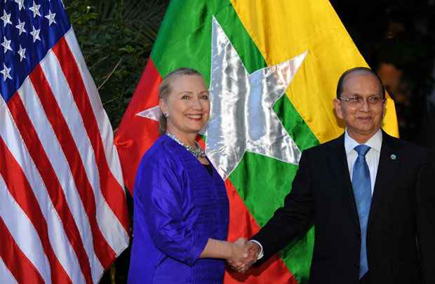 Hillary cuprimenta o presidente Thein Sein antes de uma reunião