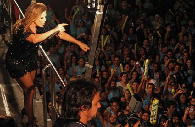 Ivete Sangalo provocou e brincou com os fãs, incorporando a personagem Maria Machadão, da novela Gabriela