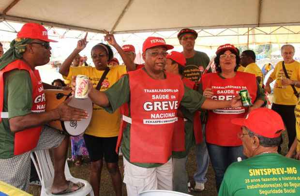 Em vez de manifestação por reajustes, funcionários públicos em greve preferiram festejar, em acampamento na Esplanada, com cerveja e samba