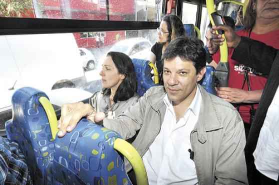 Candidato do PT à prefeitura de São Paulo, Fernando Haddad faz campanha em ônibus: desconhecido por 45% da população, o ex-ministro ainda disputará holofotes com o mensalão