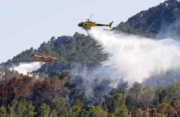 Centenas de bombeiros foram chamados para combater o incêndio, que durou mais de quatro dias