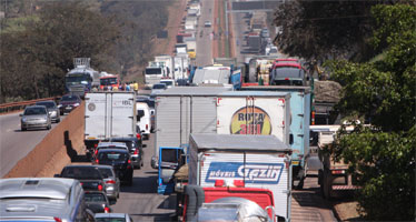 Motoristas fazem protesto na Rodovia Fernão Dias, em Igarapé, na Grande BH: pedido de regulamentação efetiva da profissão