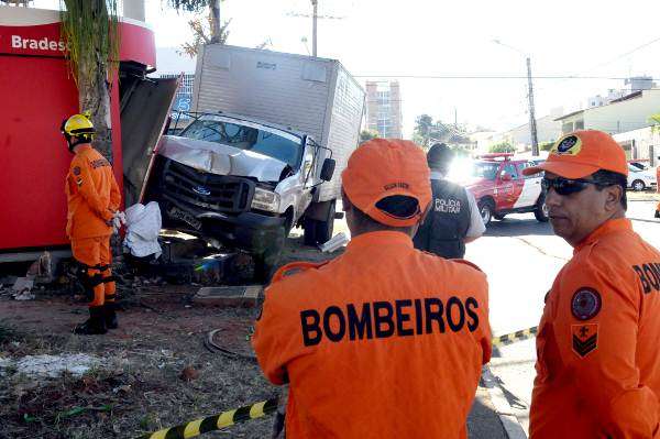 A vítima foi atingida após o caminhão bater em outro carro