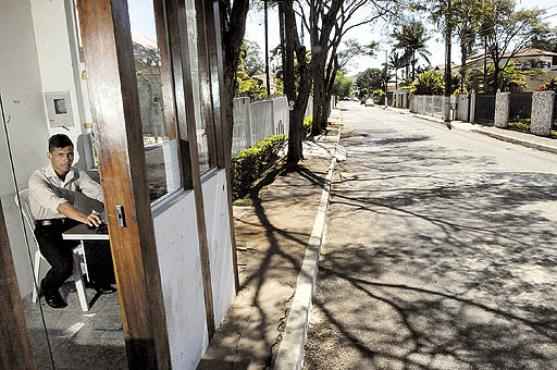 Na QL 22 do Lago Sul, moradores construíram guarita e pagam R$ 400 cada um para manter a segurança da rua: para eles, 