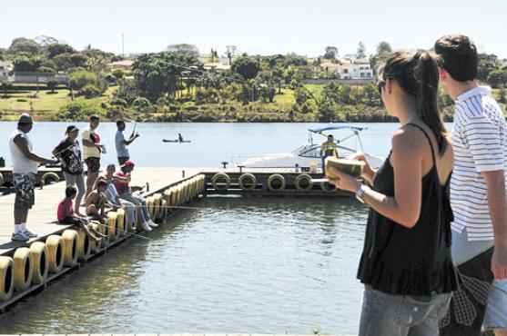 Muitos brasilienses optaram por passar o domingo à beira do lago a fim de amenizar os efeitos da estiagem