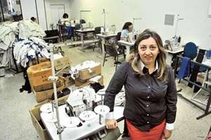 Na empresa de Antonia, uma costureira experiente ensina as mais novas