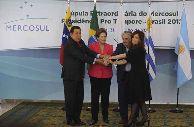 Hugo Chávez posa para foto junto com Dilma e os presidentes do Uruguai, José Pepe Mujica, e da Argentina, Cristina Kirchner