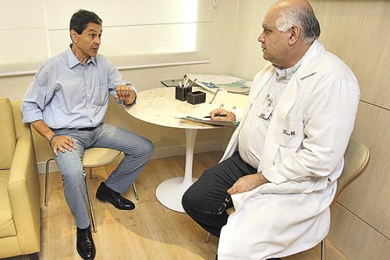 Roberto Jefferson conversa com o médico na última quinta-feira