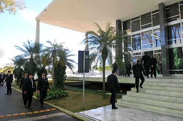 Cerca de 40 seguranças fiscalizam e ensaiam no Supremo Tribunal Federal para o começo do julgamento do Mensalão nesta quinta-feira (2/8)